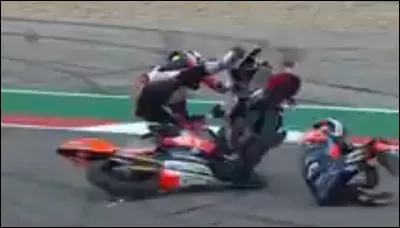 Une image que lon retrouve parfois en motocross mais jamais en Moto3, Iván Ortolá et Stefano Nepa sont tombés et lun des deux pilotes est monté sur la moto de lautre. Lequel ?