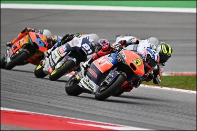 En Moto2, cest Sergio Garcia qui remporte la première course de sa carrière en Moto2 ; quel pilote finit derrière lui ?