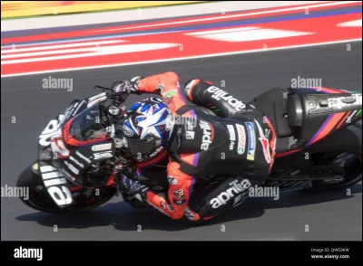 Pendant les qualifications MotoGP, cest Maverick Viñales, "Top Gun", qui signe la pole position avec son incroyable chrono en