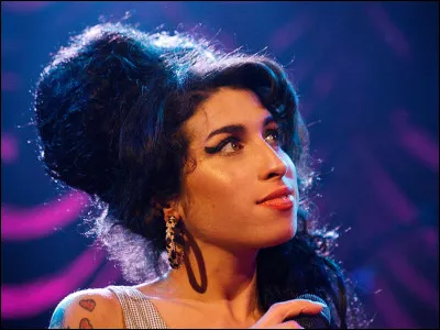 Amy Winehouse chante "Rehab".