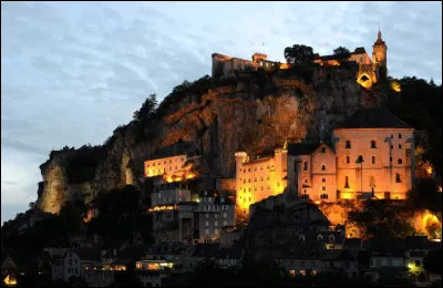 La ville de Rocamadour est située dans le Lot.