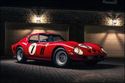 Combien a coûté l'une des Ferrari 250 GTO lors d'une vente aux enchères organisée par RM Sotheby's à New York en 2023 ?