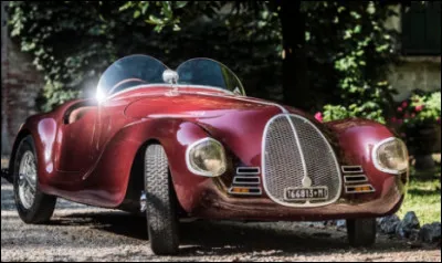 Avant la Ferrari 125 S, Enzo Ferrari avait construit une voiture qui ne portait pas le nom de la marque. Comment s'appelait-elle ?