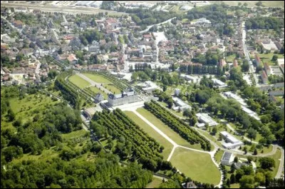 Quelle est cette petite ville de 2 700 habitants, située dans le nord-est du département, au sud de la plaine champenoise, connue pour son ancienne école militaire où le jeune Napoléon Bonaparte a étudié ?