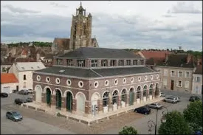 Quelle est cette ville de 5 800 habitants, 3e centre urbain du département ?