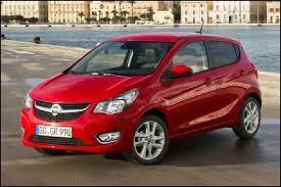 Cette voiture rouge est une ...