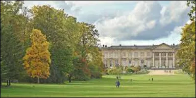 Les révolutionnaires vendent le mobilier du château de Compiègne et donne à la ville un nouveau nom. Quel eslt-il ?