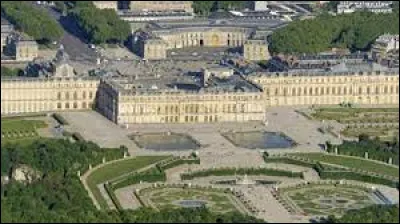 Lequel de ces rois n'a pas vécu au château de Versailles ?