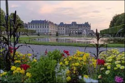 Auteur des célèbres "Lettres persanes", c'est au château de Lunéville que ce philosophe achève d'y rédiger en 1747 son essai intitulé "L'Esprit des lois". De qui s'agit-il ?