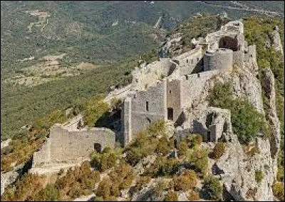 Avec les châteaux de Quéribus, de Puilaurens, de Termes et d'Aguilar, le château de Peyrepertuse fait partie des ...
