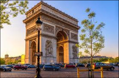 Dans quelle ville française se situe l'Arc de Triomphe ?