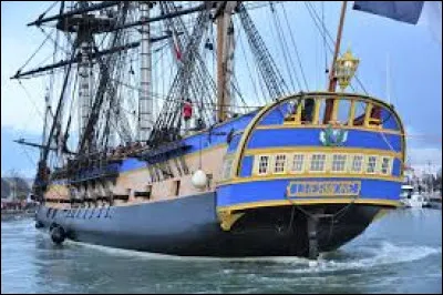 Emblèmes de ce département, Fort Boyard et l'Hermione.
La nouvelle Hermione est une réplique de la frégate qui embarqua le marquis de La Fayette, navire de guerre essentiel dans la guerre d'Indépendance américaine.