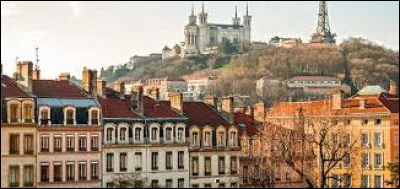 Sous l'Empire romain, le chef-lieu de ce département était appelé Lugdunum. On y déguste aujourd'hui, dans ses bouchons, "le tablier de sapeur et la cervelle de canut", et bien d'autres spécialités.