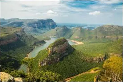 Quelle légende africaine raconte l'histoire d'une créature mythique ressemblant à un serpent géant, connue pour hanter les rivières et les lacs et protéger les trésors cachés ?