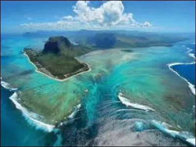 Quelle légende africaine raconte l'histoire d'une déesse puissante, connue pour avoir créé les premiers humains à partir d'argile et leur avoir enseigné les arts et les sciences pour prospérer sur Terre ?