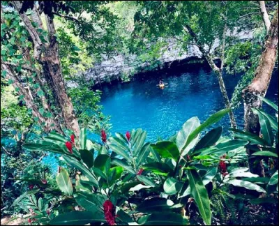 El Lago Dudu se situe dans la ville de Cabrera.
La tyrolienne se trouve à ... mètres au-dessus.
La profondeur du lac est de ... mètres.