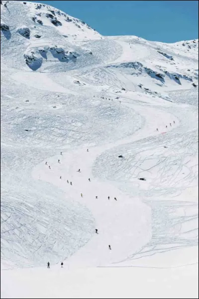 Au ski, la piste rouge est plus compliquée que la piste noire.