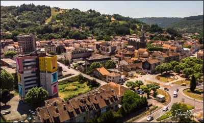 Quelle est cette ville du nord ouest du département, ancienne ville industrielle, centre houiller et sidérurgique, qui compte aujourd'hui 5 000 habitants ?