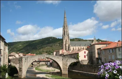 Quelle est cette ville de 7 900 habitants, traversée par la rivière Sorgues, principal centre urbain du sud Aveyron ?