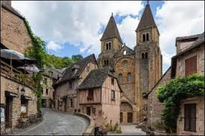 Quel est ce village du nord Aveyron dont l'église Sainte-Foy est un monument majeur de l'art roman ?
