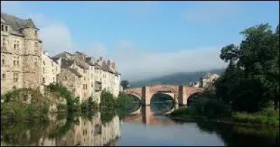 Quelle est cette petite ville de 4 600 habitants du nord du département, située dans la vallée du Lot ?