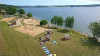 Quel est ce grand lac de 12 km², formé par une retenue artificielle, situé au coeur du Lévézou et qui constitue une importante base de loisirs ?