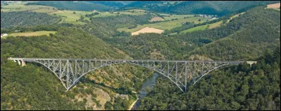 Ce viaduc ferroviaire sur la ligne Rodez-Albi a été construit en 1902 : quelle vallée permet-il de franchir ?