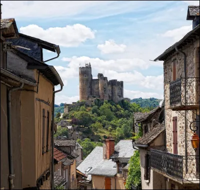 Quel est ce village, situé sur un éperon rocheux dominant la vallée de l'Aveyron et dominé par son château ?