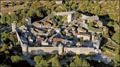 Quel est ce village, entièrement fortifié, ancienne place-forte des Templiers puis des Hospitaliers, situé dans le sud du département ?