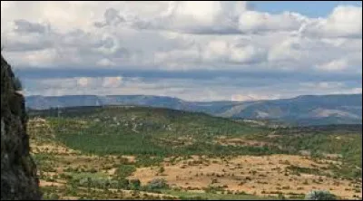 Quel est ce haut plateau calcaire qui s'étend sur le sud est du département, à une altitude de 600 à 1000 m ?