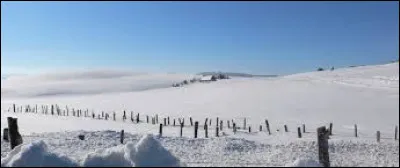 Quel est ce haut plateau montagneux qui borde le département au nord-est ?