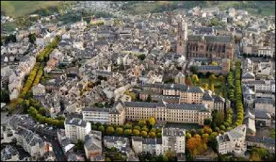 Quelle est cette ville, préfecture et ville la plus peuplée du département ?