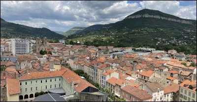 Quelle est cette ville, la deuxième du département avec 21 000 habitants ?