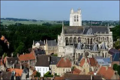 Dans ce roman à grand succès des années 1920, écrit par Germaine Acremant, que portent les dames de Saint-Omer ?