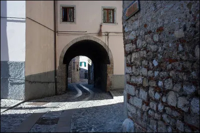 J'espère que vous me pardonnerez ce très mauvais jeu de mots : quelle est la rue la moins droite de Paris ?