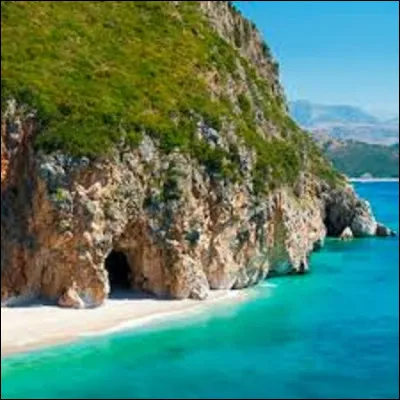 Dans quel pays pourrez-vous visiter la grotte des Pirates ?