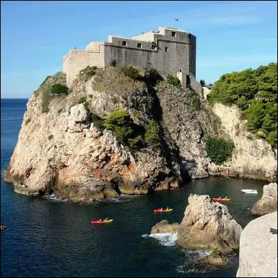 Laquelle de ces villes dex-Yougoslavie se trouve sur la côte dalmate ?