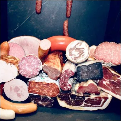 Quelle charcuterie protégée par une IGP est une préparation fumée du Doubs ?
