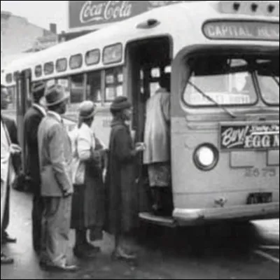 Quelle figure de la lutte contre la ségrégation raciale fut au centre du boycott des bus de Montgomery en 1955 ?