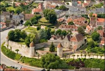 Quelle est cette petite ville de 3 500 habitants, située au sud de Bourges ?