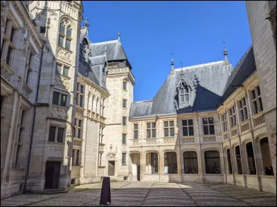 Quel est ce marchand, négociant et banquier du XVe siècle, qui a fait construire, à Bourges où il est né, un palais chef d'oeuvre de l'architecture gothique ?