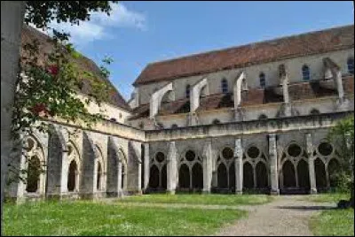 Quelle est cette ancienne abbaye cistercienne, située dans la vallée du Cher, près de Saint-Amand-Montrond ?