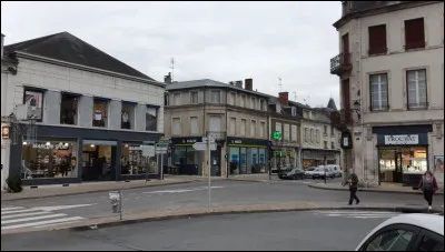 Quelle est cette ville, 3e centre urbain avec 9 000 habitants et principale ville du sud du département ?