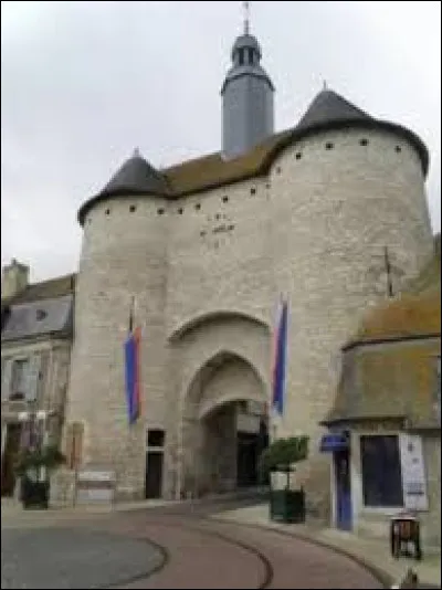 Quelle est cette ville, 4e centre urbain avec 6 400 habitants, située dans l'ouest du département, dans la partie la plus densément peuplée ?