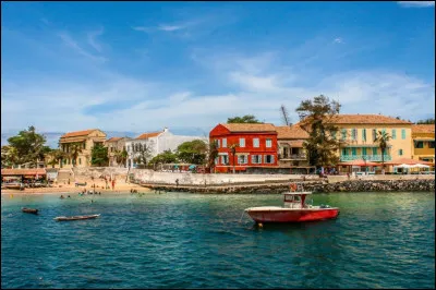 Face à quelle capitale africaine l'île de Gorée est-elle située ?