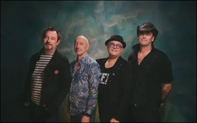 Quel est le nom de ce groupe de rock originaire de Nantes, dont l'une des chansons s'intitule "Caroline'' ?