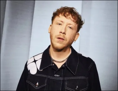 Qui est ce chanteur français, dont l'une des chansons s'intitule ''Désolé Caroline'' ?