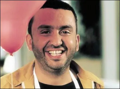 Dans le film "La Cité de la peur" sorti en 1994, que fait le personnage interprété par Dominique Farrugia lorsqu'il est content ?