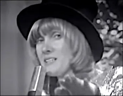 1973 > Au milieu des strass et paillettes guyluxiennes*, qui vient nous annoncer qu'elle a rencontré [...quoi ou qui donc... ?]