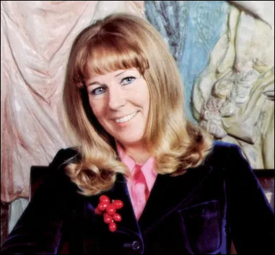 1970 (2) > Son visage ne vous dira rien, ni même son nom... Danielle Licari a pourtant doublé C. Deneuve*, mais sa voix de soprano nous a été ''matraquée''* par un noble compositeur : lequel ?